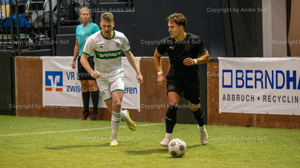 Halbfinale 1 - PSV Neumünster vs SV Wasbek | Timo Barendt (PSV #22) / Vitali von der Mehden (Wasbek #9) // 44. RS-Reifenhandel-Cup 2024 / Halbfinale 1 - PSV Neumünster vs SV Wasbek / Holstenhalle 1 / Neumünster / 26.12.24 - Realisiert mit Pictrs.com