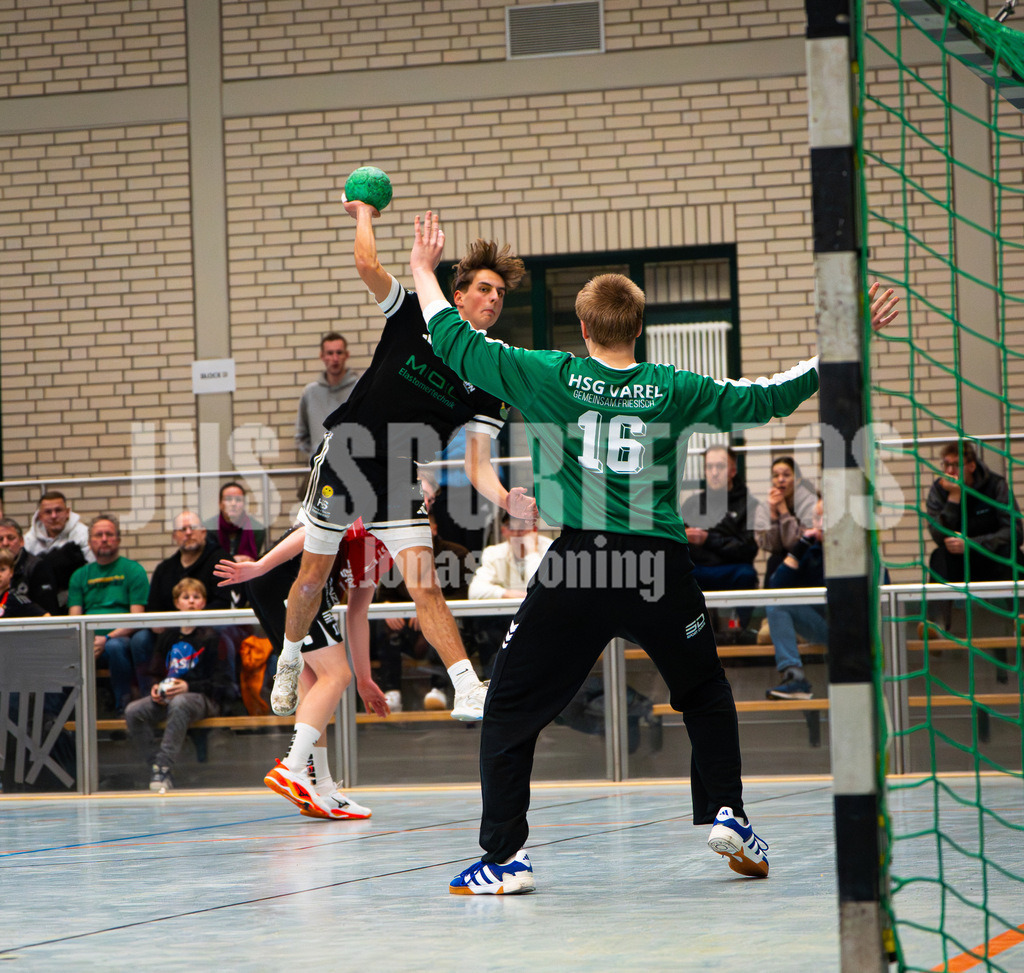 Handball I Herren I Saison 2025-2026 I Verbandsliga West I 13. Runde I SFN Vechta - HSG Varel II I 7743 | Noa Kröger (4, SFN Vechta) Felix Legermann (16, HSG Varel II) - Realisiert mit Pictrs.com