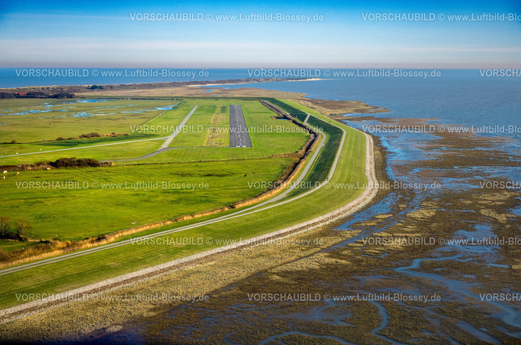 Friesland251106286Wangerooge | Luftbild, Flugplatz Wangerooge (EDWG/AGE) der Ostfriesischen Insel, Startbahn und Landebahn, grüner Streifen Deich, Wangerooge, Norddeutschland, Ostfriesland, Niedersachsen, Deutschland