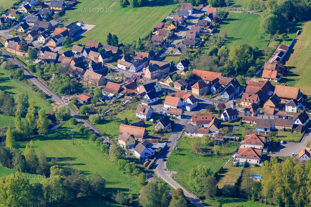Luftbild: Rue Principale jenseits der Bahnlinie in Uttenhoffen im Bundesland Bas-Rhin in Frankreich. – Foto: IMG_099410.jpg vom 30.04.2017 durch Werner Riehm/FLY-FOTO.de – Auflösung des Originals: 5203 x 3469 px