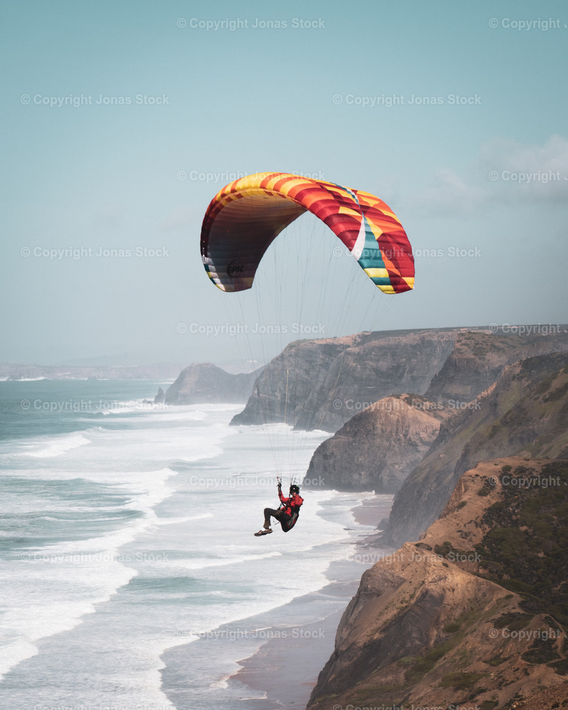 Paraglider  | Caught a Paraglider at one of my favorite spots in Portugal.  - Realisiert mit Pictrs.com