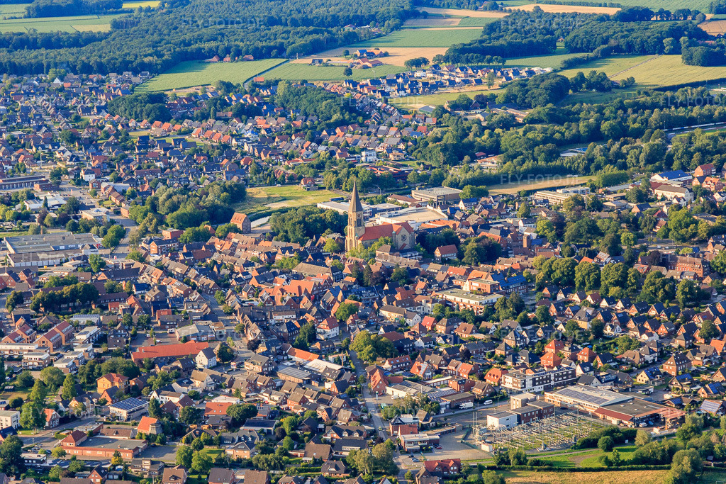 Luftbild: Stadtansicht mit Kirche St. Otger in Stadtlohn im Bundesland Nordrhein-Westfalen in Deutschland. – Foto: IMG_007966.jpg vom 12.07.2020 durch Werner Riehm/FLY-FOTO.de – Auflösung des Originals: 5472 x 3648 px – St. Otger Stadtlohn