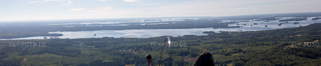 Luftbild: Panorama in Flogmyran im Bundesland Kronoberg in Schweden. Foto: IMG_108141-Pano.jpg vom 28.06.2018 durch Werner Riehm/FLY-FOTO.de – Auflösung des Originals: 14951 x 3090 px