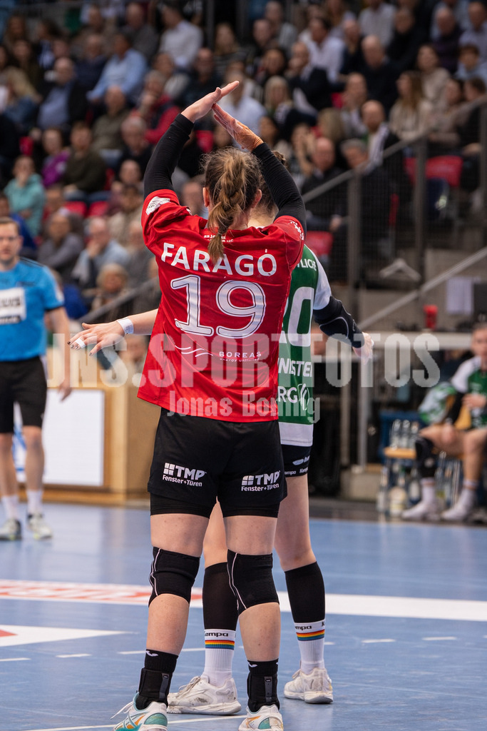 Handball I Frauen I Saison 2025-2026 I 1. HBF I 17. Spieltag I VFL Oldenburg - Thüringer HC I 0301 | Luca Farago (19, Thüringer HC)  - Realisiert mit Pictrs.com
