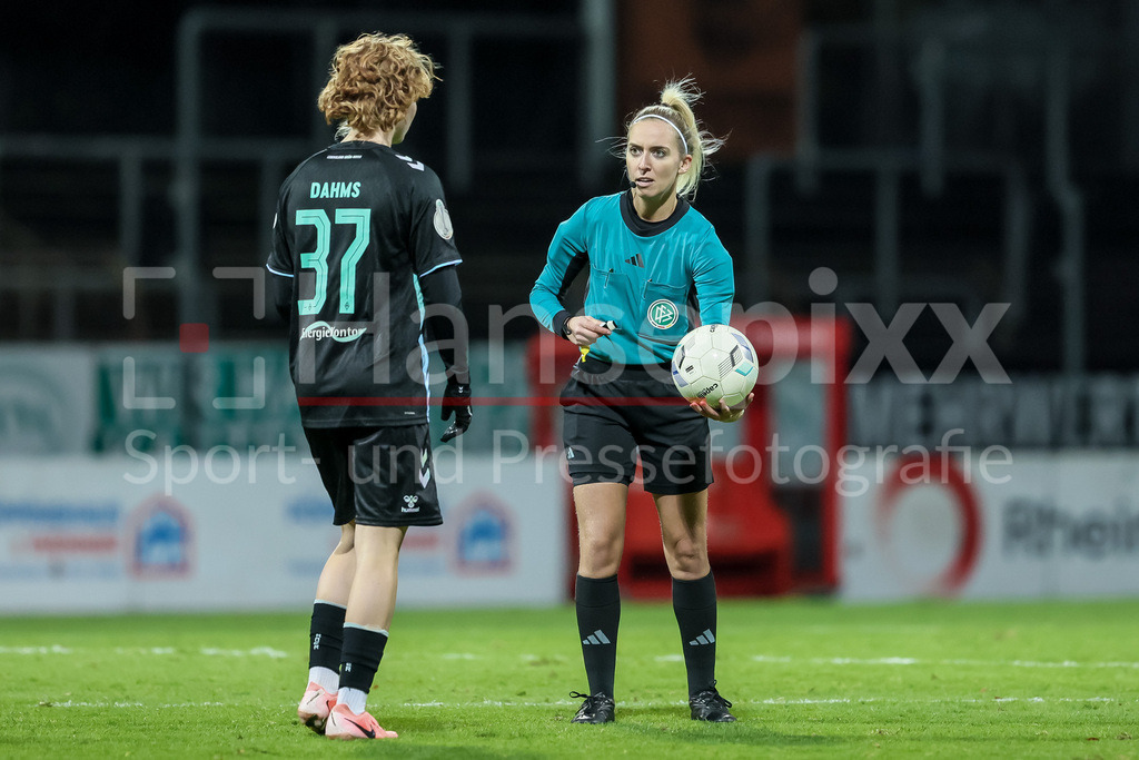 Fussball, DFB-Pokal Frauen, SC Fortuna Köln - SV Werder Bremen | v.li.: Lena Dahms (SV Werder Bremen, 37) und Schiedsrichterin Julia Boike beim Schiedsrichter-Ball, DIE DFB-RICHTLINIEN UNTERSAGEN JEGLICHE NUTZUNG VON FOTOS ALS SEQUENZBILDER UND/ODER VIDEOÄHNLICHE FOTOSTRECKEN. DFB REGULATIONS PROHIBIT ANY USE OF PHOTOGRAPHS AS IMAGE SEQUENCES AND/OR QUASI-VIDEO.