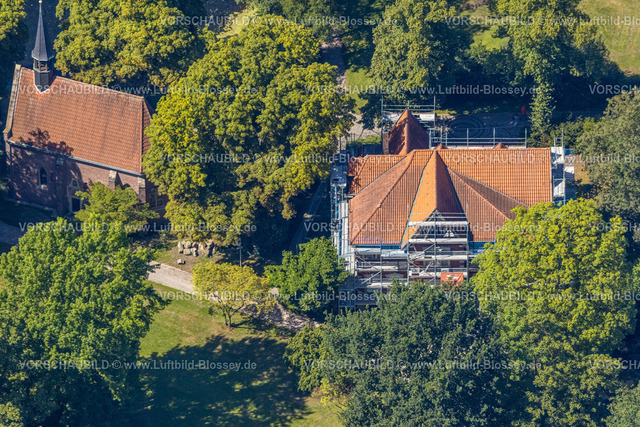 Herne240803481 | Luftbild, Schlosskapelle und Städtische Galerie im Schlosspark Strünkede (Emschertal-Museum) Baustelle mit Baugerüst, am Schloss Strünkede Wasserschloss, Baukau, Herne, Ruhrgebiet, Nordrhein-Westfalen, Deutschland