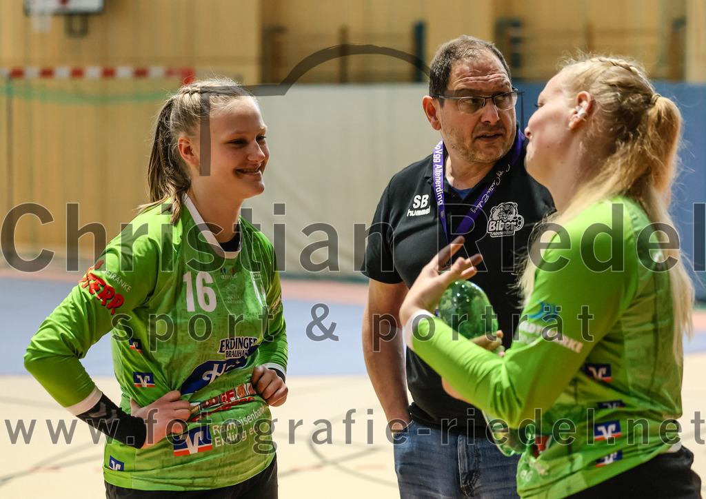 2024-10-13_032_SpVgg_Altenerding_gegen_SC_Freising | Erding, Deutschland, 13.10.2024:Handball, Bezirksoberliga Frauen Altbayern 2024 / 2024, 3. Spieltag, SpVgg Altenerding gegen SC Freising, Endergebnis: 26:35Torfrau Lara Kullmann (SpVgg Altenerding, #16), Torfrau Hanna Obermair (SpVgg Altenerding, #1)Foto: Christian Riedel / fotografie-riedel.net
