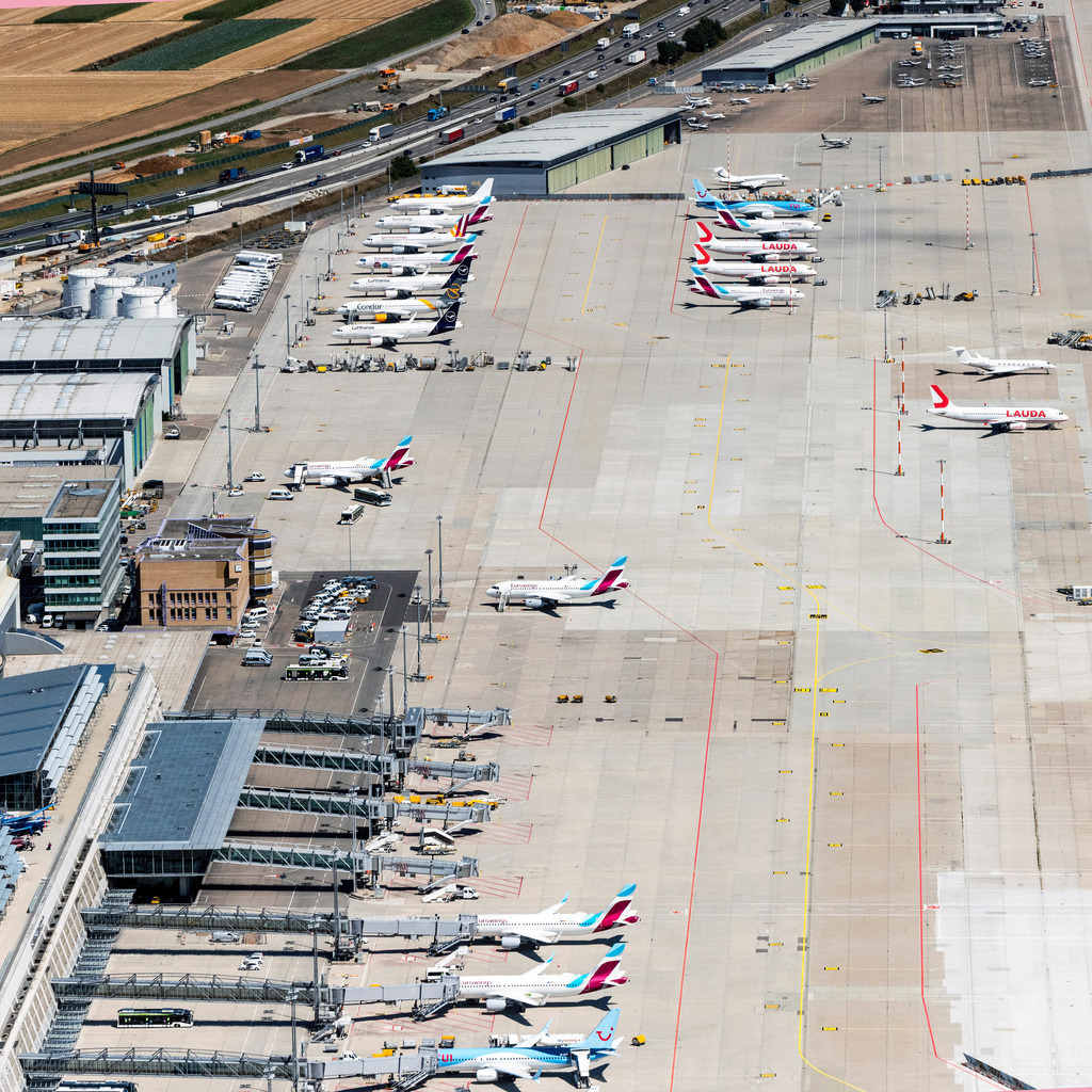 dr__0057867.jpg | STUTTGART 06.08.2020 Abfertigungs- Gebäude und Terminals auf dem Gelände des Flughafen in Stuttgart im Bundesland Baden-Württemberg, Deutschland. Weiterführende Informationen bei: Flughafen Stuttgart GmbH. // Dispatch building and terminals on the premises of the airport in Stuttgart in the state Baden-Wurttemberg, Germany. Further information at: Flughafen Stuttgart GmbH. Foto: Daniel Reiter