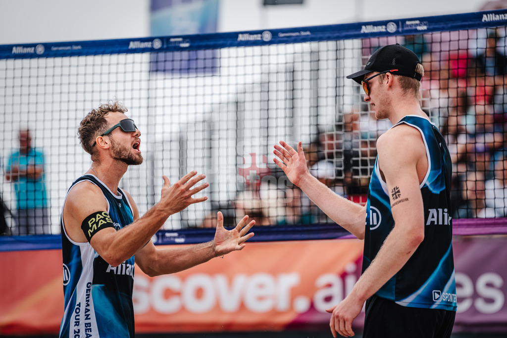 Beachvolleyball | Männer | Allianz German Beach Tour 2024 | Tourstop Kühlungsborn 2 | 18.08.2024 | v.l. Jonas Sagstetter und Philipp Huster