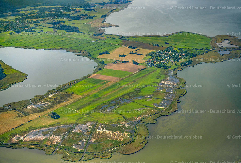 4061775 | Insel Große Kirr im Nationalpark Vorpommersche Boddenlandschaft, PRUCHTEN 08.09.2021 Dorfkern an den See- Uferbereichen des Barther Bodden im Ortsteil Bresewitz in Pruchten im Bundesland Mecklenburg-Vorpommern. Bild- Hintergrund: Halbinsel Zingst und Ostsee. // Village on the lake bank areas des Barther Bodden in the district Bresewitz in Pruchten in the state Mecklenburg - Western Pomerania. Foto: Gerhard Launer