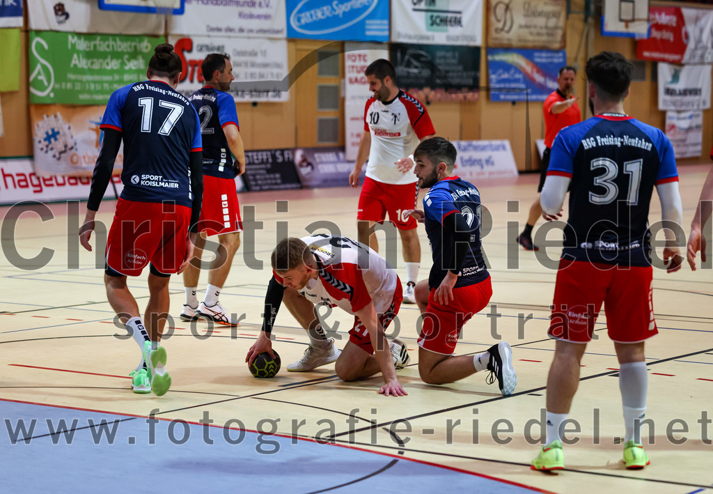 2022-09-24_091_SpVgg_Altenerding_gegen_HSG_Freising-Neufahrn | Erding, Deutschland, 24.09.2022:
Handball, Bezirksoberliga Männer 2022 / 2023, 2. Spieltag, SpVgg Altenerding gegen HSG Freising-Neufahrn, Endergebnis: 18:26

Christian Heldner (HSG Freising-Neufahrn, #17), Severin Lößl (SpVgg Altenerding, #21), Korbinian Herrmann (HSG Freising-Neufahrn, #21), Petrit Guri (HSG Freising-Neufahrn, #31)

Foto: Christian Riedel / fotografie-riedel.net