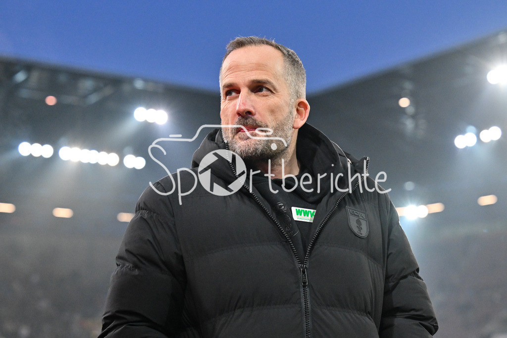 FC Augsburg - SC Freiburg | AUGSBURG, GERMANY - 18. JANUARY: im Bild Manuel BAUM Trainer FC Augsburg / Einzelfoto / Freisteller vor dem Bundesligamatch zwischen dem FC Augsburg und dem SC Freiburg am 18. Spieltag in der WWK-Arena / DFL REGULATIONS PROHIBIT ANY USE OF PHOTOGRAPHS AS IMAGE SEQUENCES AND/OR QUASI-VIDEO