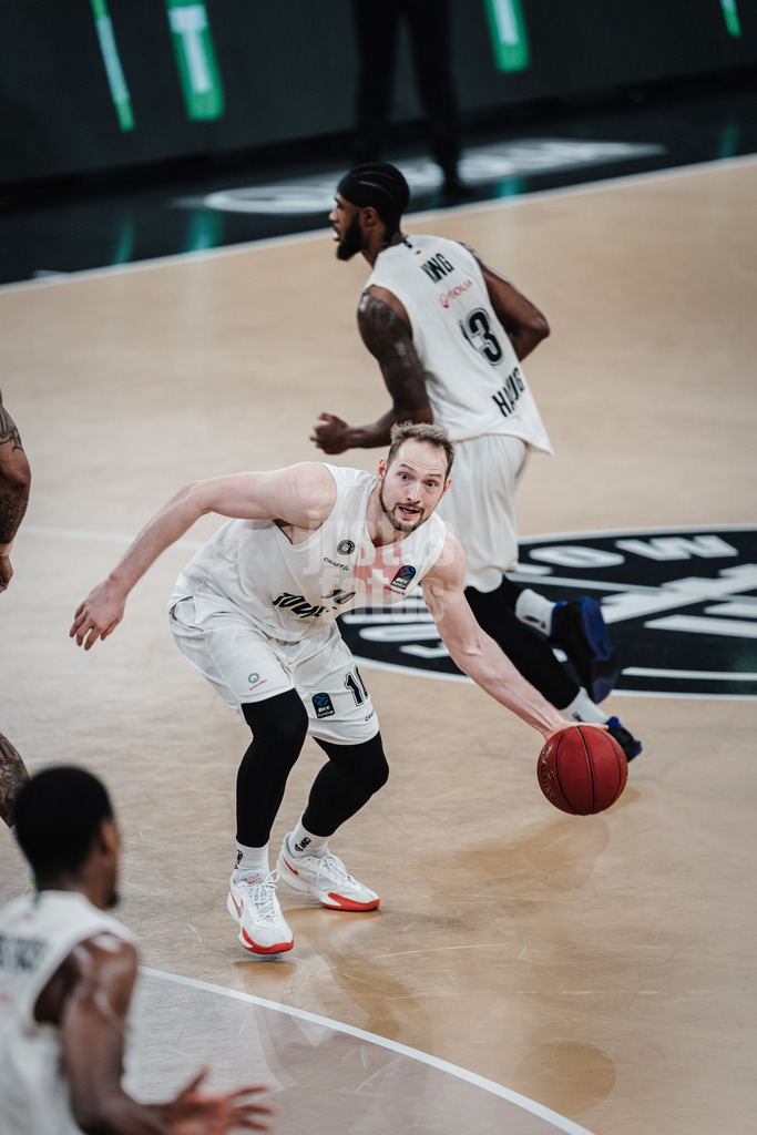 Basketball | Männer | Saison 2023/2024 | BKT EuroCup | Veolia Towers Hamburg vs. Umana Reyer Venice | 06.02.2024 | Aleksander Dziewa (#10, Veolia Towers Hamburg) sucht eine Anspielstation