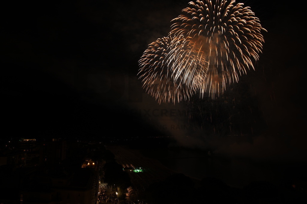 Ferragosto Fireworks in Grado, Italy | GRADO, ITALY, 15.AUG.26 - FIREWORKS - Ferragosto fireworks over the Adriatic Sea in Grado, Italy. Colorful fireworks light up the night sky above the beach, coastline and waterfront during the traditional summer celebration. - Realisiert mit Pictrs.com