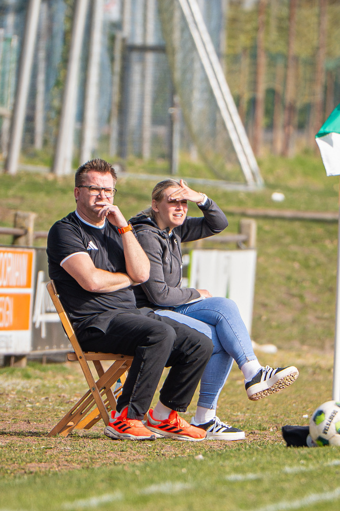 Fußball I Frauen I Saison 2025-2026 I Oberliga Niedersachsen I 15. Spieltag I TuS Lutten - FC Jesteburg-Bendestorf I 6557 | jns.sportfotos - Realisiert mit Pictrs.com