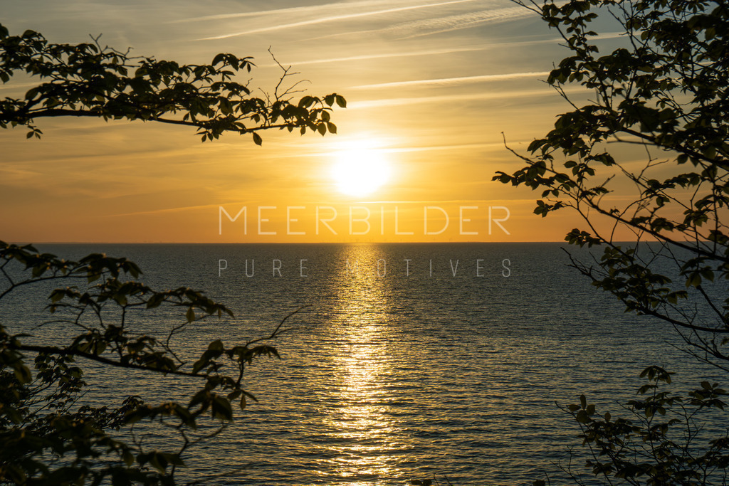 Fotoserie: Sunset & Splash // Sonnenuntergang am Meer | Jeder Sonnenuntergang erzählt eine eigene Geschichte – Geschichten von Hoffnung, Frieden und dem ständigen Fluss des Lebens. Mit "Sunset & Splash" möchte ich Ihnen diese Erzählungen näherbringen. Lassen Sie sich inspirieren und entdecken Sie die Schönheit der Natur durch meine Meer-Fotografie.