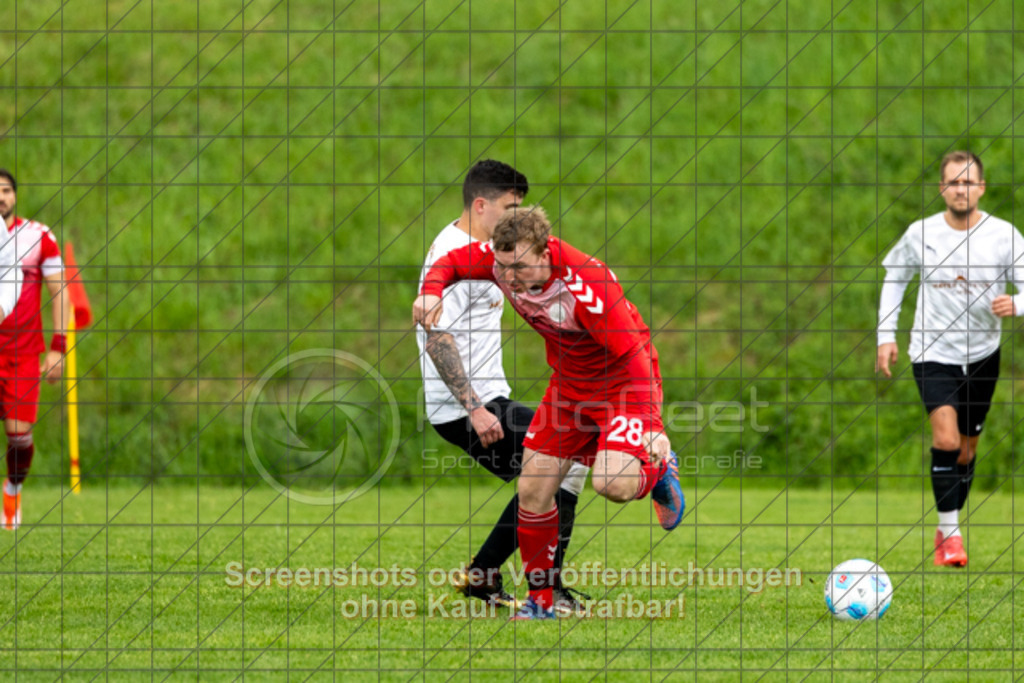 20250504_161702_0165 | #,TB Holzheim (weiß) vs. 1.FC Donzdorf II (rot), Fussball, Kreisliga B10 - Bezirk Neckar/Fils, 25. Spieltag, Saison 2024/2025, Jura-Rasensportplatz, Manzenstraße 60, 73037 Göppingen, 04.05.2025 - 15:00 Uhr,Foto: PhotoPeet-Sportfotografie/Peter Harich