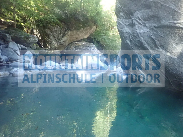 PC020037 | Bestelle die Bilder deines Berg- oder Wasser-Abenteuers mit Mountain Sports bequem von zu Hause aus direkt über unseren Online Fotoshop von pictrs.com. - Realisiert mit Pictrs.com