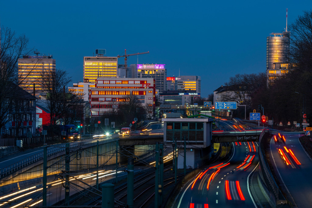 JT-210305 | Die Skyline der Innenstadt von Essen, Autobahn A40, Ruhrschnellweg, NRW, Deutschland, Stadtbahn, U-Bahn, Haltestelle Hobeisenbrücke,  - Realisiert mit Pictrs.com