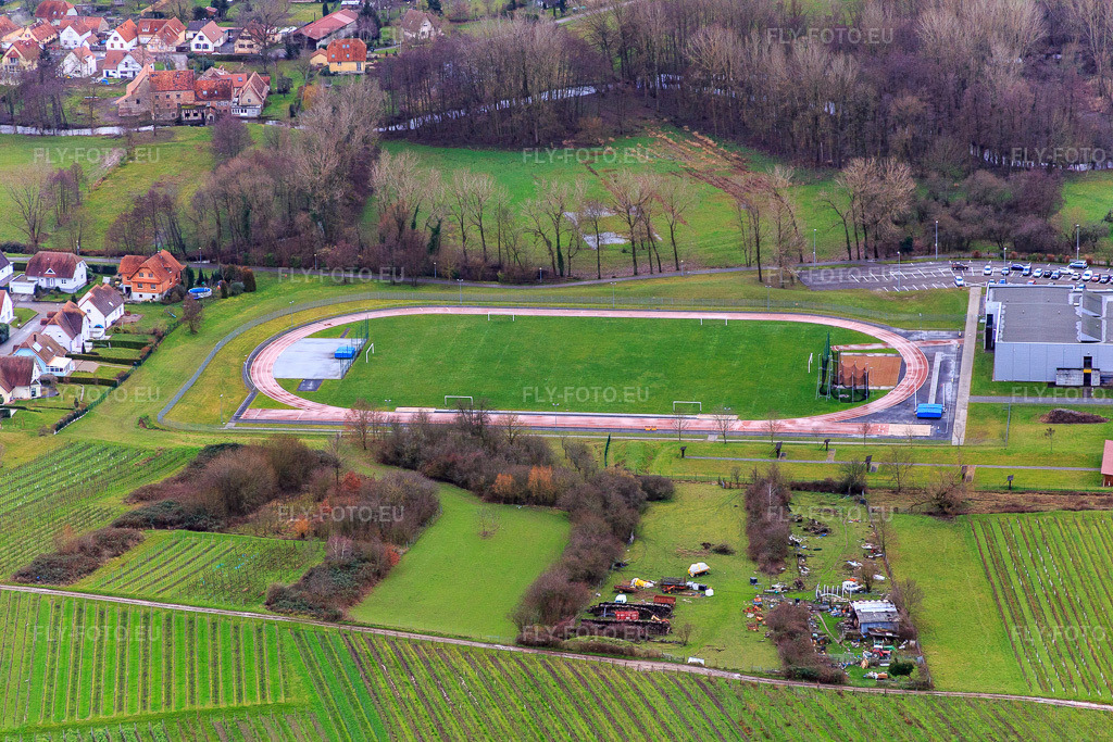 Vue aérienne: Terrain de sport du lycée à le quartier Altenstadt in Wissembourg dans le département Bas Rhin, France – .Photo: IMG_085823.jpg prise le 08/01/2016 par Werner Riehm/FLY-FOTO.eu – Résolution de l'original: 5472 x 3648 px