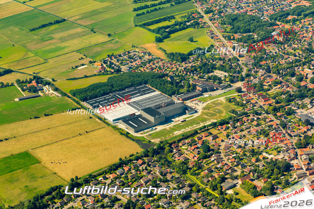 Aktuelles Luftbild von  Weener - Die Luftaufnahme wurde 2022 mittels UL-Flugzeug erstellt ( keine Drohne ) - hochauflösende Kamera-Systeme von  Canon -Beste Qualität - Für grossformatige Ausdrucke geeignet. Die Geschenkidee !