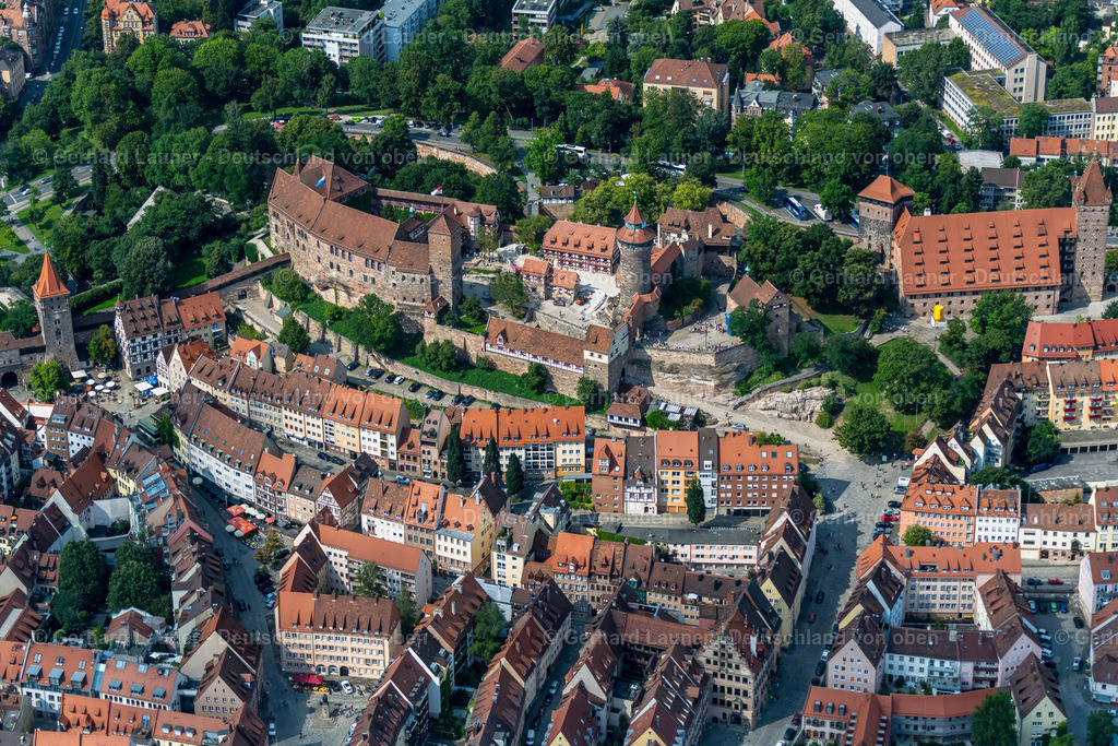 4047382 | NüRNBERG 21.08.2021 Burganlage der Veste " Kaiserburg " - Sinwell Tower - Vestnertorbrücke im Ortsteil Altstadt - Sankt Sebald in Nürnberg im Bundesland Bayern, Deutschland. Weiterführende Informationen bei: Brillux GmbH & Co. KG,  Forbo Flooring GmbH. // Castle of the fortress Kaiserburg - Sinwell Tower - Vestnertorbruecke in the district Altstadt - Sankt Sebald in Nuremberg in the state Bavaria, Germany. Further information at: Brillux GmbH & Co. KG,  Forbo Flooring GmbH. Foto: Gerhard Launer