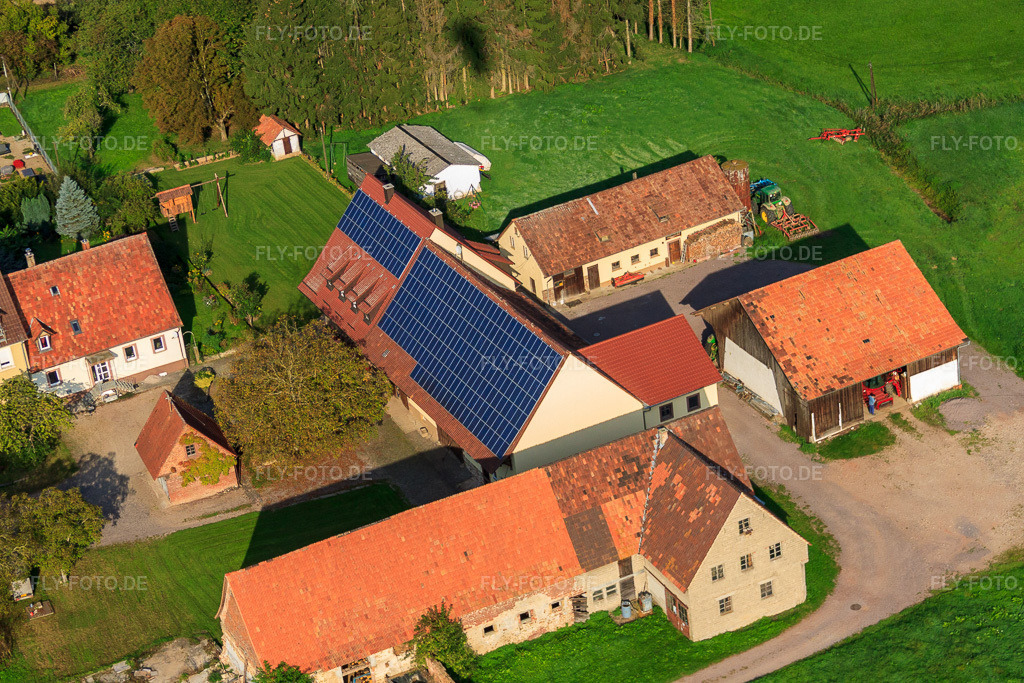Luftbild: PV-Anlagen beim Weinhaus Schowalter im Ortsteil Deutschhof in Kapellen-Drusweiler im Bundesland Rheinland-Pfalz in Deutschland. Foto: IMG_45399.jpg vom 24.09.2011 durch Werner Riehm/FLY-FOTO.deWeinhaus Schowalter