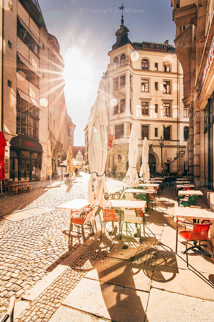 Barfußgäßchen | Das Barfußgäßchen ist eine der charmantesten Ecken Leipzigs – verwinkelte Gassen, historisches Flair, pulsierendes Leben. Als Fotograf fange ich diese besondere Atmosphäre in authentischen Momentaufnahmen ein. - Realisiert mit Pictrs.com