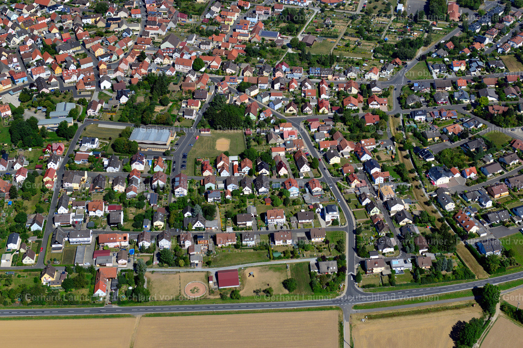 3650044 | HETTSTADT 31.08.2016 Wohngebiet einer Einfamilienhaus- Siedlung  in Hettstadt im Bundesland Bayern, Deutschland // Single-family residential area of settlement  in Hettstadt in the state Bavaria, Germany Foto: Gerhard Launer