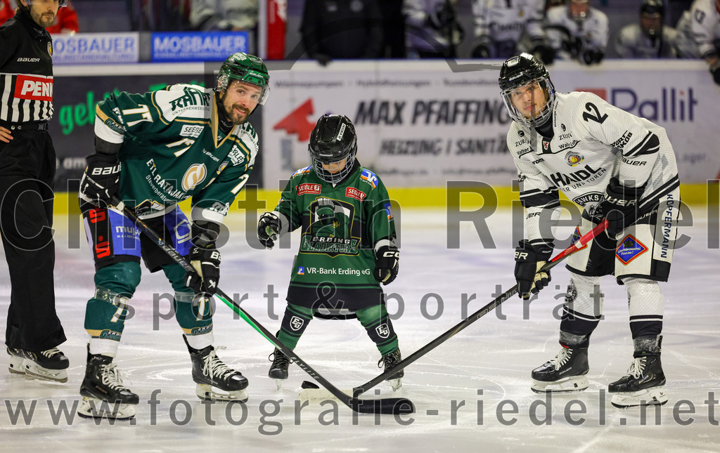 2026-01-30_009_TSV_Erding_gegen_EHF_Passau_Black_Hawks | Erding, Deutschland, 30.01.2026:Eishockey, Oberliga Süd 2025 / 2026, 42. Spieltag, TSV Erding gegen EHF Passau Black Hawks, Endergebnis: 2:6Philipp Michl (Erding Gladiators, #77), Zack Nazzarett (EHF Passau Black Hawks, #12)Foto: Christian Riedel / fotografie-riedel.net