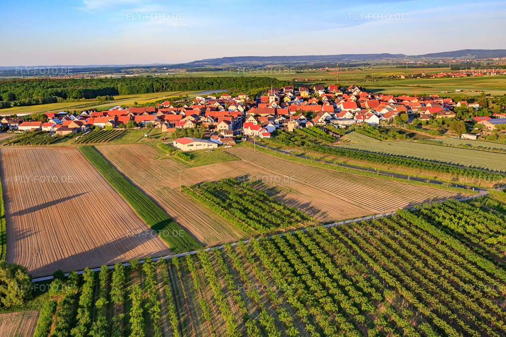 Luftbild: Ortsansicht von Westen im Ortsteil Lindach in Kolitzheim im Bundesland Bayern in Deutschland. Foto: IMG_079185.jpg vom 15.05.2015 durch Werner Riehm/FLY-FOTO.de