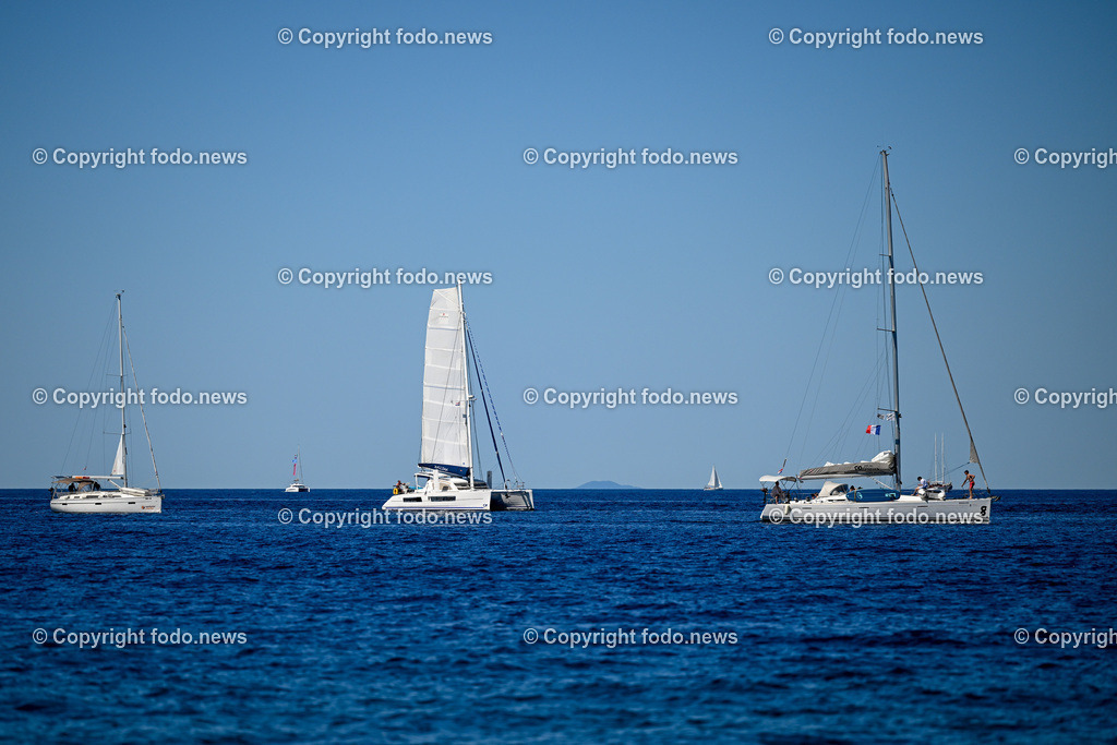 Kroatien_ Brac_ Insel in Dalmatien_ Milna_ 18.07.2025-38 | 18.07.2025, Kroatien, HRV, Brac, Insel in Dalmatien, Milna im Bild Themenbild, Boot, Boote, Segelboot, Wind, segeln, Katamaran, Tourismus, Touristen, Durchfahrt Splitska Vrata zwischen den Inseln Solta und Brac, Meer, Adria, Feature, Symbolbild