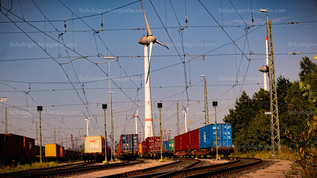 Güterbahnhof mit Windrad | Güterbahnhof mit Windrad im Hintergrund - Realisiert mit Pictrs.com