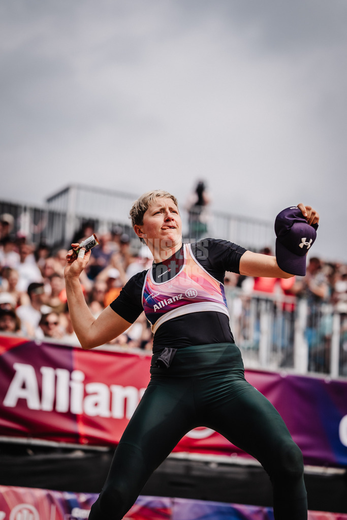 Beachvolleyball | Frauen | Allianz German Beach Tour 2025 | Tourstop Hamburg | 01.06.2025 | Melanie Gernert wirft einen Riegel beim Einlauf in die Arena