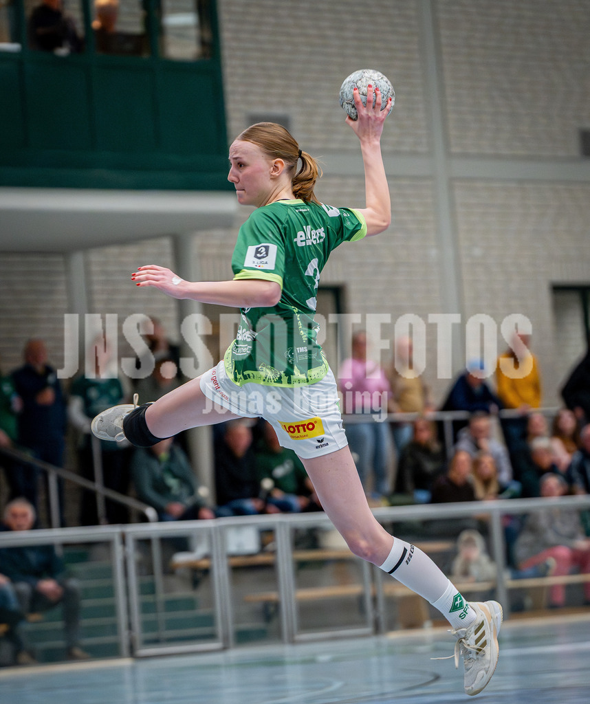 Handball I Frauen I Saison 2025-2026 I 3. Liga Staffel Nord I 10. Spieltag I SC SFN Vechta - HSG Blomberg-Lippe II I 0694 | Lisa Kuhlmann (3, SC SFN Vechta) Torwurf - Realisiert mit Pictrs.com
