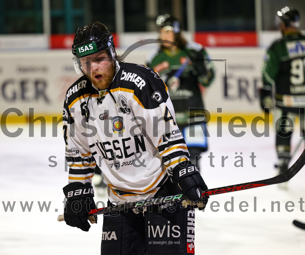2022-09-23_147_TSV_Erding_gegen_EV_Fuessen | Erding, Deutschland, 23.09.2022:
Eishockey, Bayernliga 2022 / 2023, Testspiel, TSV Erding gegen EV Füssen, Endergebnis: 1:3

Carl Zimmermann (EV Füssen, #4)

Foto: Christian Riedel / fotografie-riedel.net
