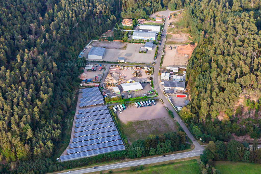 Luftbild: IK Bau GmbH, Frank Korbwarenfabrik GmbH & Co. KG und Schwarz Zimmerei und Dachdeckerei GmbH hinter dem Galgenfelsen in Dahn im Bundesland Rheinland-Pfalz in Deutschland. Foto: IMG_139060.jpg vom 30.09.2023 durch Werner Riehm/FLY-FOTO.deWWW.FRANK-KORBWAREN.DE