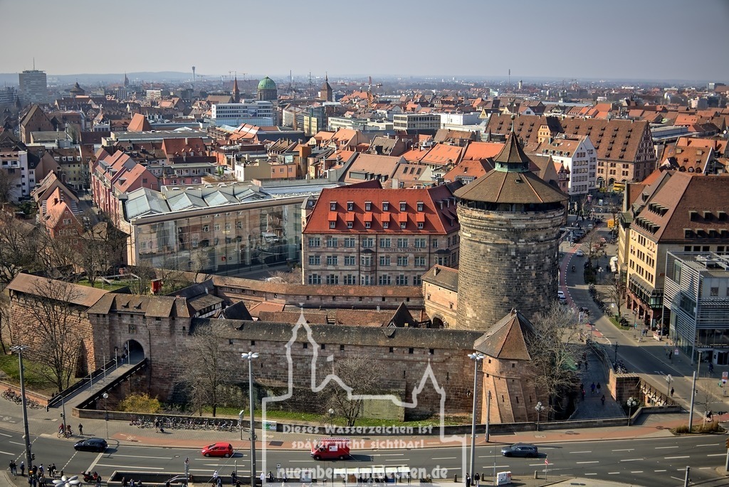 Frauentorturm und Neues Museum aus der Luft | Blick auf den Frauentorturm in Nürnberg, welcher den Anfang der Innenstadt kennzeichnet. Links neben dem Stadtturm liegt der historische Handwerkerhof und ebenfalls das moderne Gebäude des Neuen Museum. - Realisiert mit Pictrs.com