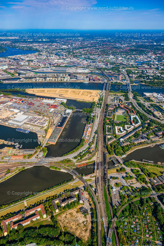 Hamburg_Kleiner_Grasbrook_Veddel_Elbbrücken_ELS_8418200925 | HAMBURG 20.09.2025 Abriß- und Erdarbeiten auf dem Gelände der ehemaligen Logistikzentrum- Ruine Überseezentrum am Schuhmacherwerder - Moldauhafen im Ortsteil Kleiner Grasbrook in Hamburg, Deutschland. Weiterführende Informationen bei: EGGERS Tiefbau GmbH,  HPA Hamburg Port Authority. // Demolition work on the site of the former logistics center ruin Ueberseezentrum on Schuhmacherwerder - Moldauhafen in the district Kleiner Grasbrook in Hamburg, Germany. Further information at: EGGERS Tiefbau GmbH,  HPA Hamburg Port Authority. Foto: Martin Elsen