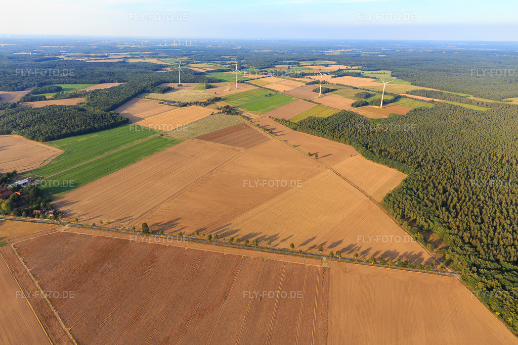 Luftbild: Felder und Wälder der Lüneburger Heide im Ortsteil Wettenbostel in Wriedel im Bundesland Niedersachsen in Deutschland. Foto: IMG_110071.jpg vom 16.08.2018 durch Werner Riehm/FLY-FOTO.de