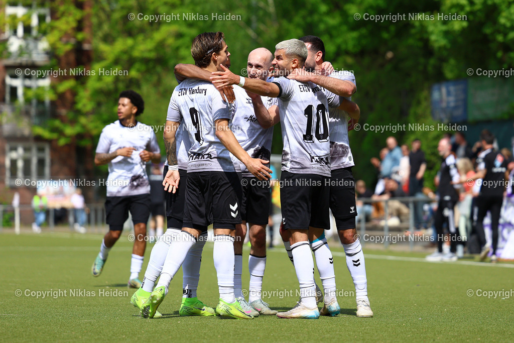 NH_HEBC_ETSVHamburg_OberligaHamburg_10052026 | #10 Erolind Krasniqi (ETSV Hamburg) bejubelt zusammen mit seinen Teamkollegen seinen Treffer zum 0:2.Fußball I Herren I Gamesright Oberliga Hamburg I Saison 2025-2026 I 33. Spieltag I HEBC - ETSV Hamburg I 10.05.2026 I Reinmüllersportplatz