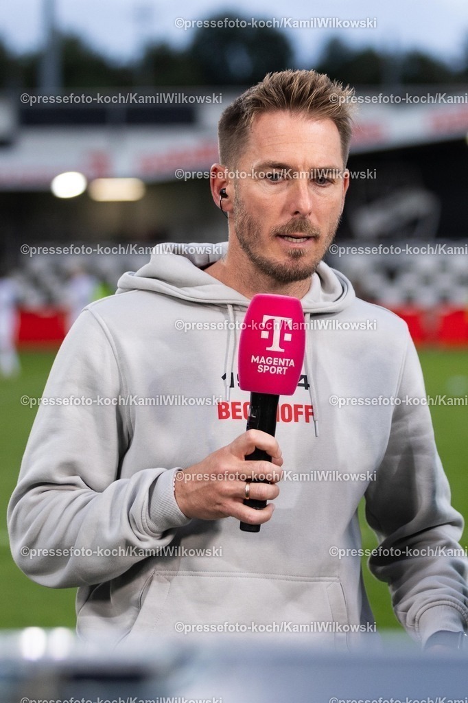xKWI21092501051 | 21.09.2025, xkwix, Fußball, Dritte Liga, SC Verl - FC Energie Cottbus, Sportclub Arena: Tobias Strobl (SC Verl Cheftrainer) im Interview nach dem Sieg