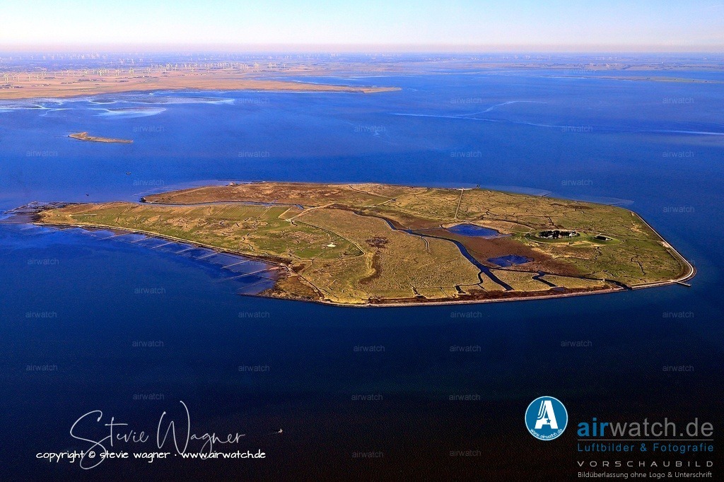 Luftbild Hallig Groede - Gröde wird jährlich 20–30 Mal bei Landunter überflutet | Gröde wird jährlich 20–30 Mal bei Landunter überflutet, da sie keinen festen Seedeich besitzt. Die Bewohner leben vom Tourismus, der Vermietung von Ferienwohnungen und der gemeinschaftlichen Landwirtschaft. Der Strom- und Wassernachschub erfolgt seit 1976 über Leitungen vom Festland.