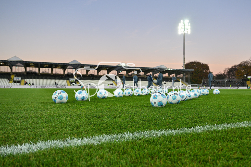 SSV Ulm 1846 Fussball - FC Schalke 04 | Die Bälle liegen bereit / Das Donaustadion kurz vorm warmmachen beider Mannschaften / Derbystar / Symbolbild / 2. Bundesliga: SSV Ulm 1846 Fussball - FC Schalke 04, Donaustadion am 01.11.2024