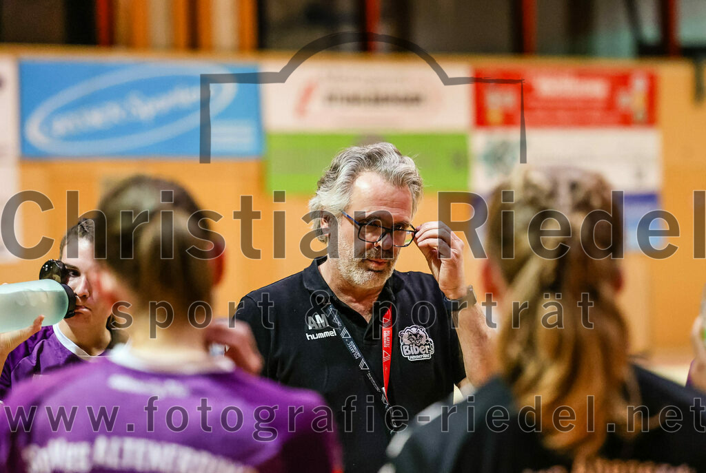 2023-12-09_008_SpVgg_Altenerding_gegen_HSG_Freising-Neufahrn | Erding, Deutschland, 09.12.2023:
Handball, Bezirksoberliga Frauen Altbayern 2023 / 2024, 9. Spieltag, SpVgg Altenerding gegen HSG Freising-Neufahrn, Endergebnis: 29:28

Trainer Andreas Mittermeier (SpVgg Altenerding)

Foto: Christian Riedel / fotografie-riedel.net