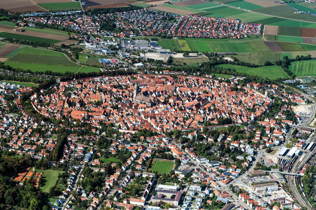 dr__0093249.jpg | NöRDLINGEN 01.10.2021 Altstadtbereich und Innenstadtzentrum in Nördlingen im Bundesland Bayern, Deutschland. // Old Town area and city center in Noerdlingen in the state Bavaria, Germany. Foto: Daniel Reiter