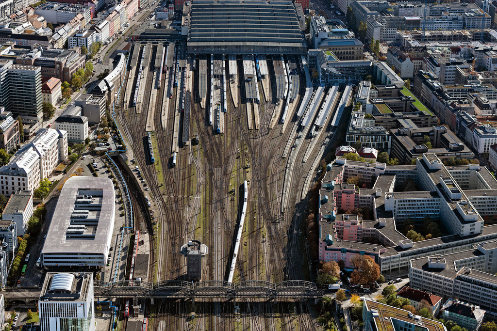 dr__0054148.jpg | MüNCHEN 07.10.2024 Gleise und Schienenstränge am Bahn- Gebäude des Hauptbahnhof der Stadt München im Bundesland Bayern. Weiterführende Informationen bei: DB InfraGO AG,  Deutsche Bahn AG. // View of the tracks and rails at the train station building of the main station of Munich in Bavaria. Further information at: DB InfraGO AG,  Deutsche Bahn AG. Foto: Daniel Reiter