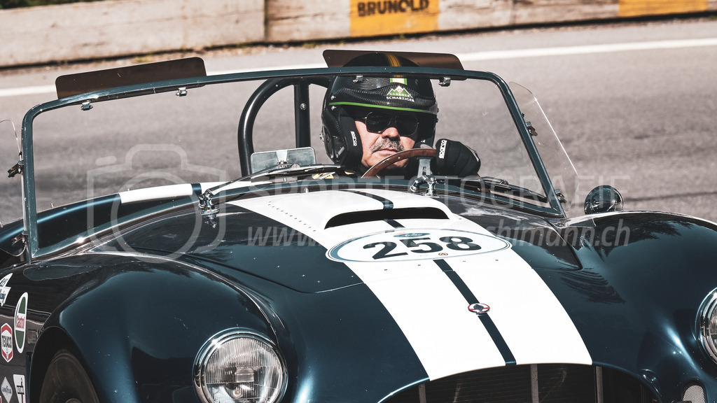 19. Arosa ClassicCar 2023 - 1. September 2023 | 19. Arosa ClassicCar 2023
Arosa, Schweiz
Luchsinger Hermann aus Schwanden GL mit der Startnummer 258 in einem Shelby Cobra 427 S/C, Jahrgang 1965, in der Klasse Classic Trophy.
@arosaclassiccar, @arosa.official, #arosaclassiccar, #arosa, #76curves, #classiccar
Bild: Sportfotografie Markus Aeschimann | www.markus-aeschimann.ch - Realisiert mit Pictrs.com