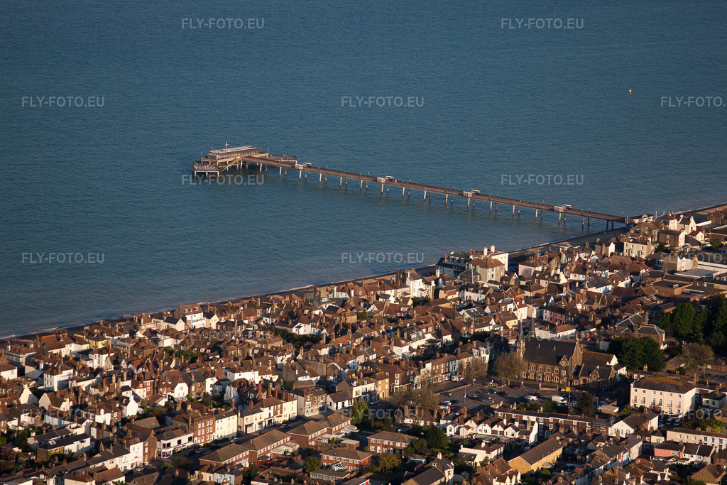 Vue aérienne: Paysage de sable et de plage au quai du canal à Deal dans le département Angleterre, Grande Bretagne. Photo: IMG_50730.jpg prise le 27/05/2012 par Werner Riehm/FLY-FOTO.eu – Résolution de l'original: 4752 x 3168 px