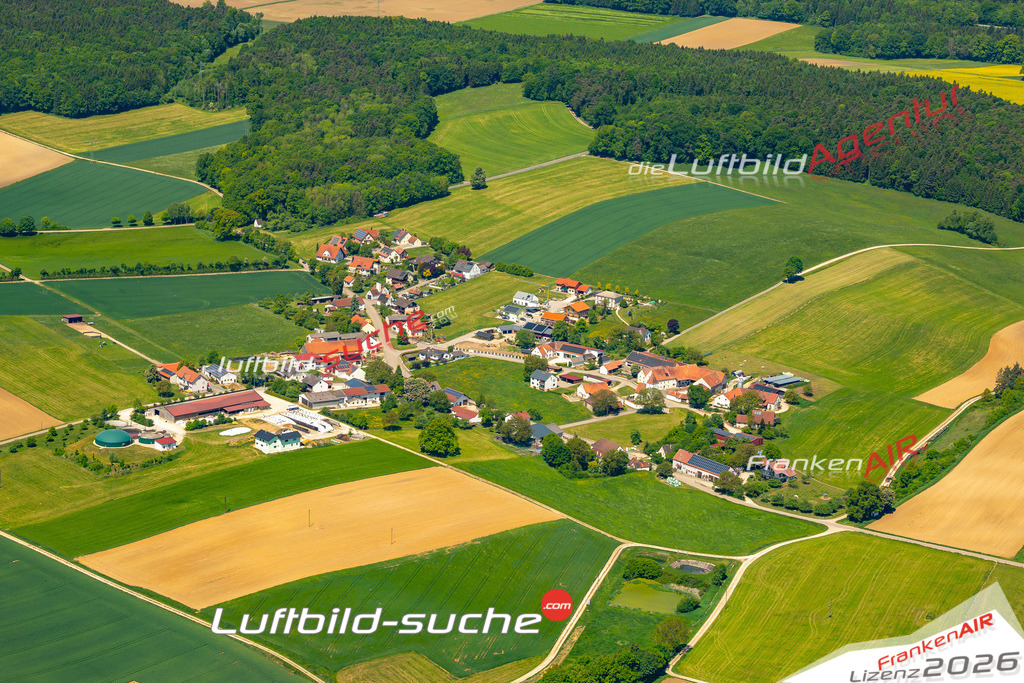 Klassische Luftaufnahme ohne Drohne zeigt:Burgmannshofen bei Marxheim - Die Luftbildaufnahme wurde 2025 vom UL-Flugzeug heraus erstellt ( keine Drohne ) - Hochauflösende Luftaufnahme -Nicht vergleichbar mit Google Maps oder Satelittenbilder- Die Geschenkidee !Mit Lizenz und Bildrechte bestellbar